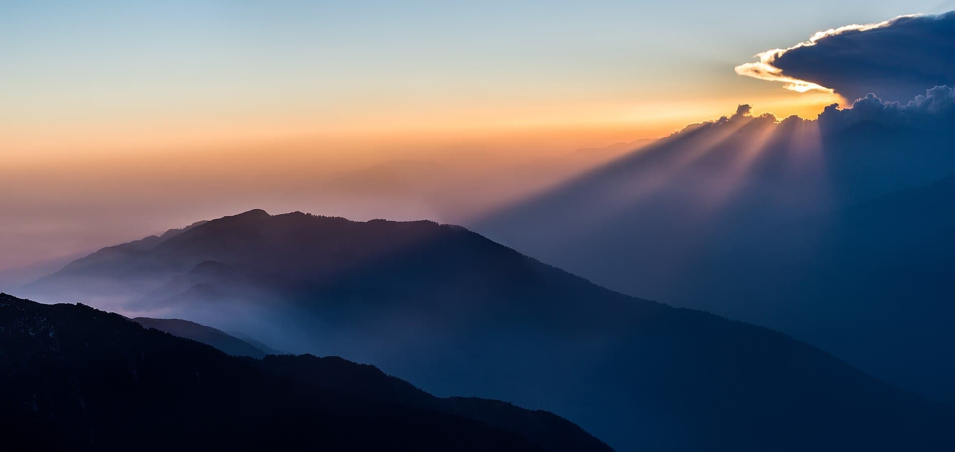 Sun rays over Himalayan ridges at dusk